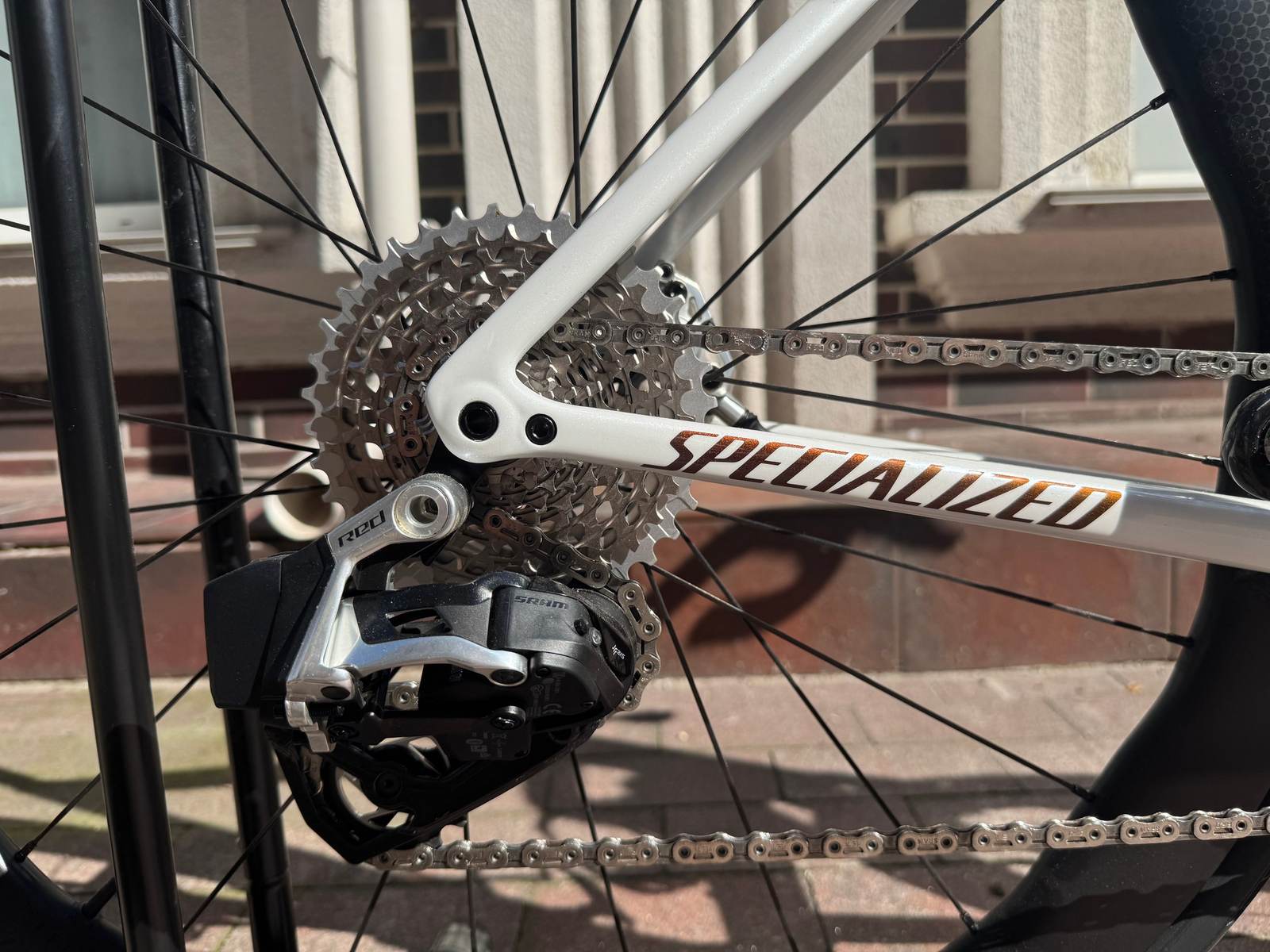 Крупний план касети, заднього перемикача SRAM RED AXS і ланцюга